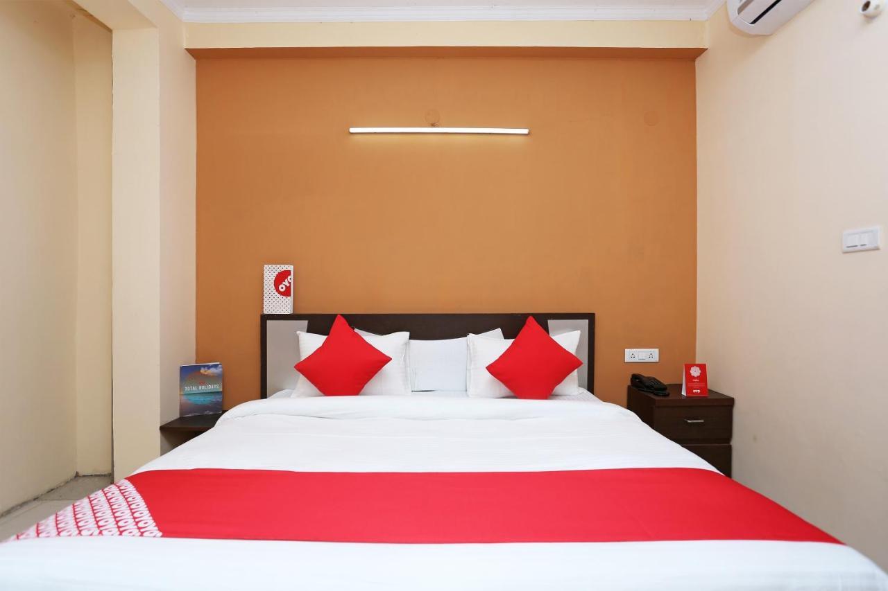 Vaccinated Staff- Oyo 22654 Hotel Rose & Petals Ghaziabad Bagian luar foto